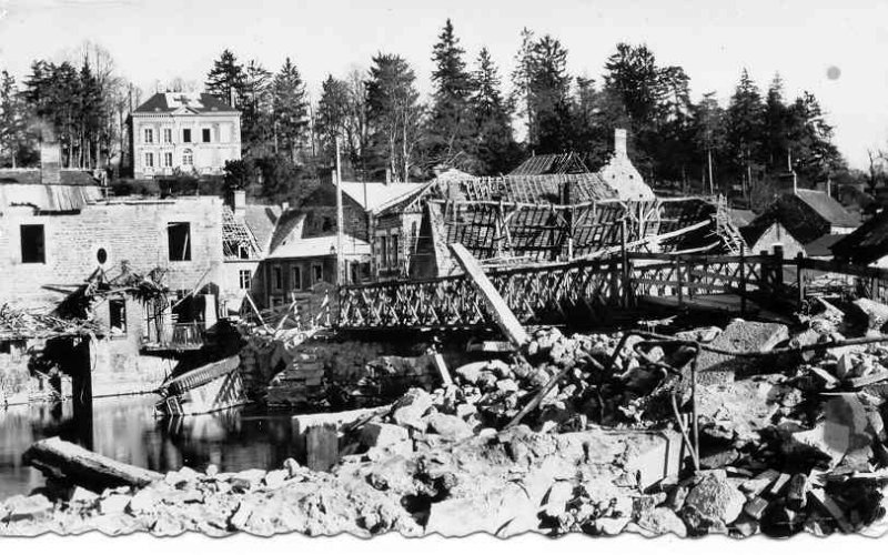 Le combat pour le pont, photographié depuis les ruines de l'hôtel.
